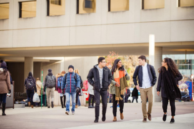 Des étudiantes et des étudiants sur le campus.
