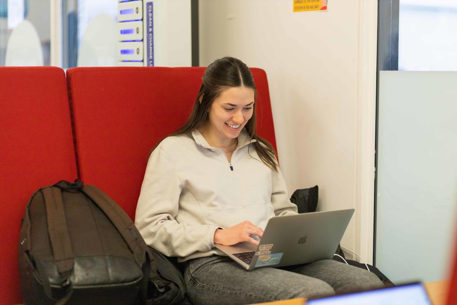 Étudiante avec portable
