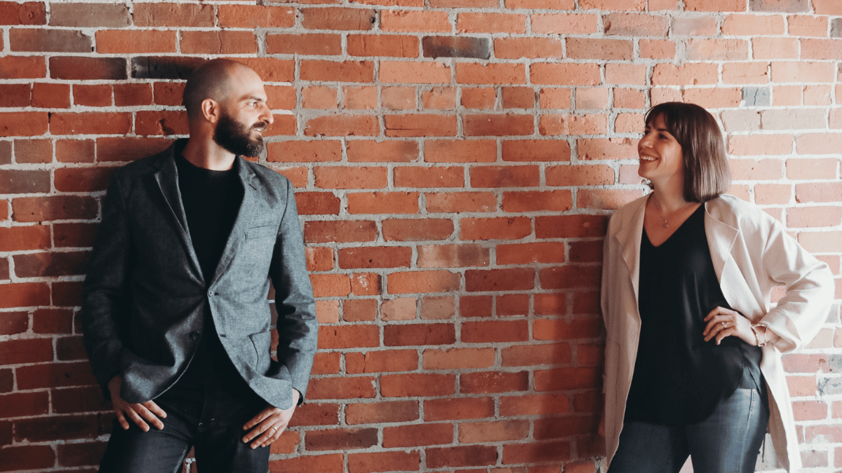 Photo de Ryan and Sarah Gencarelli devant un mur en briques