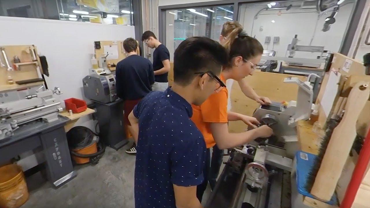 Des étudiants au Centre de formation en fabrication 