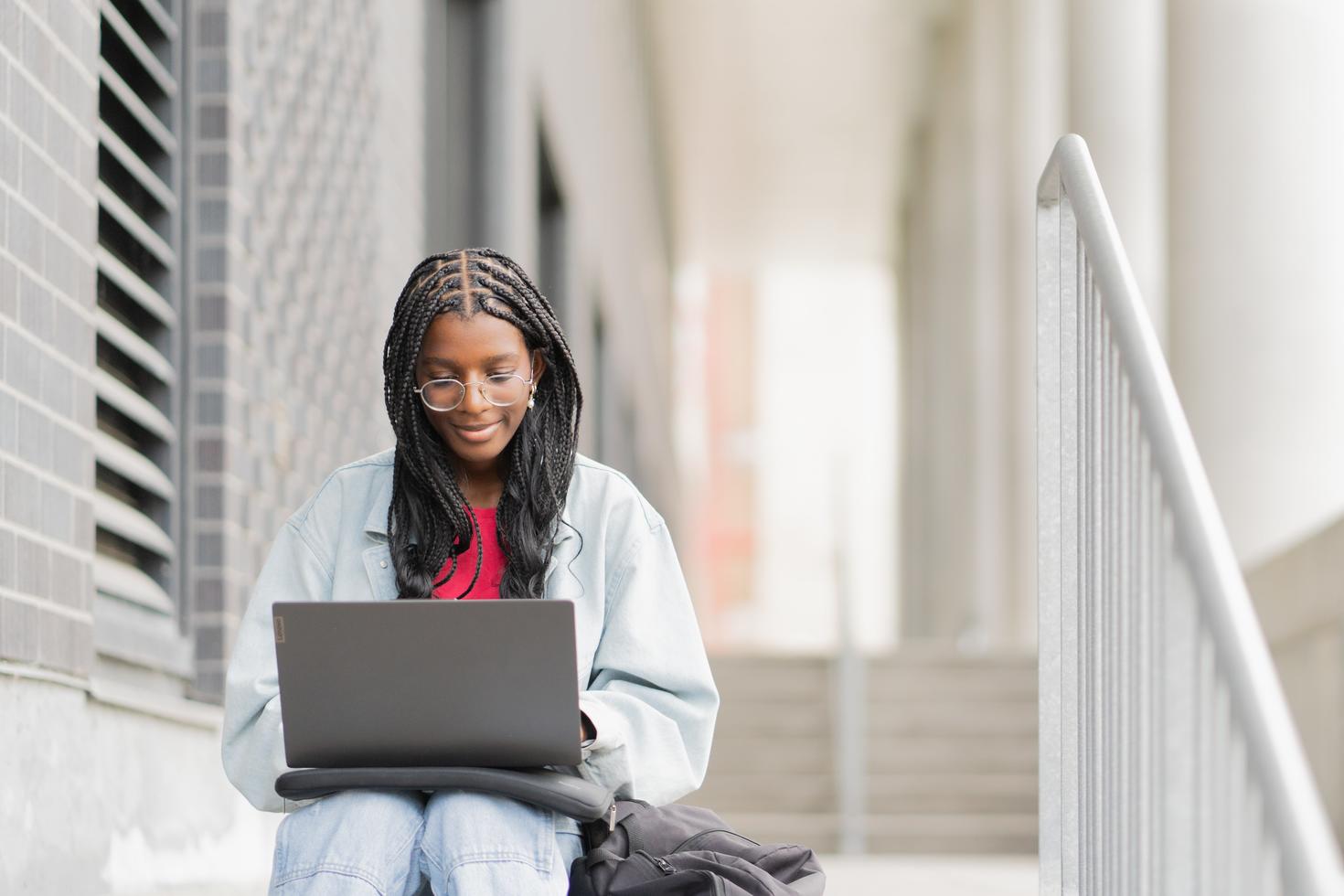 Étudiante sur son laptop