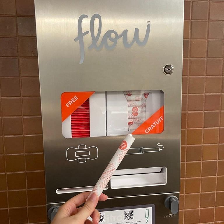Dispensateur de produits menstruels gratuits dans le cadre du projet C'est Règlé