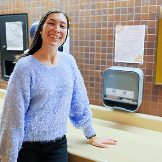 Une femme se positionne devant un distributeur