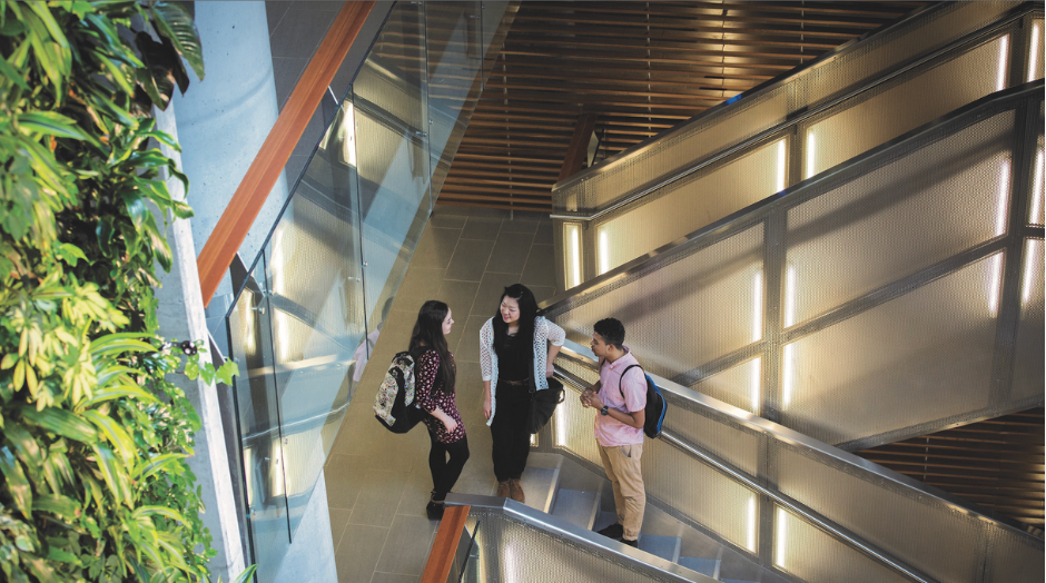 Étudiants discutent dans les escaliers du pavillon FSS.