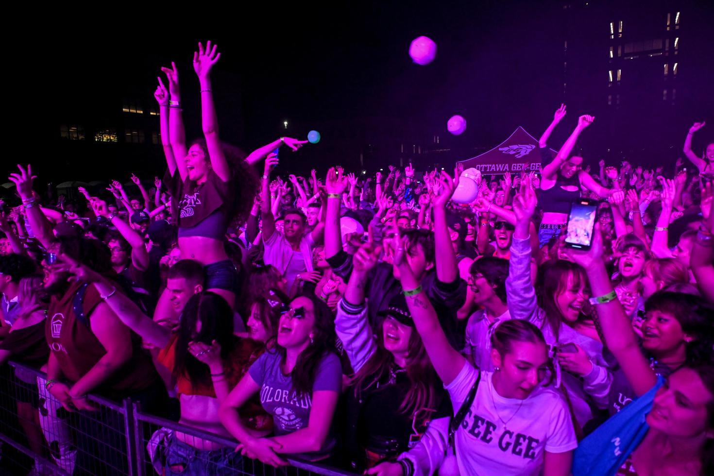 étudiants spectateurs du spectacle de DJ