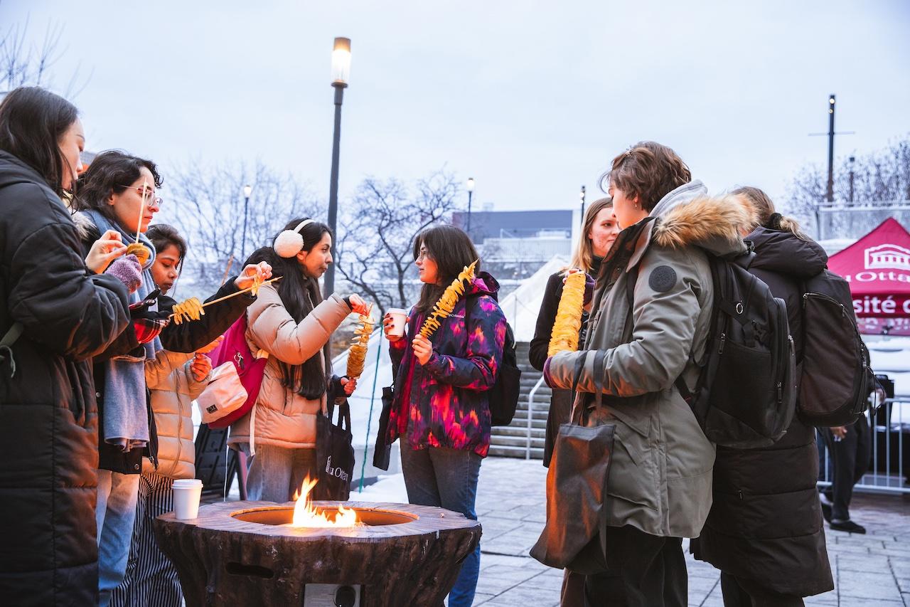 Étudiantes autour d'un feu de joie