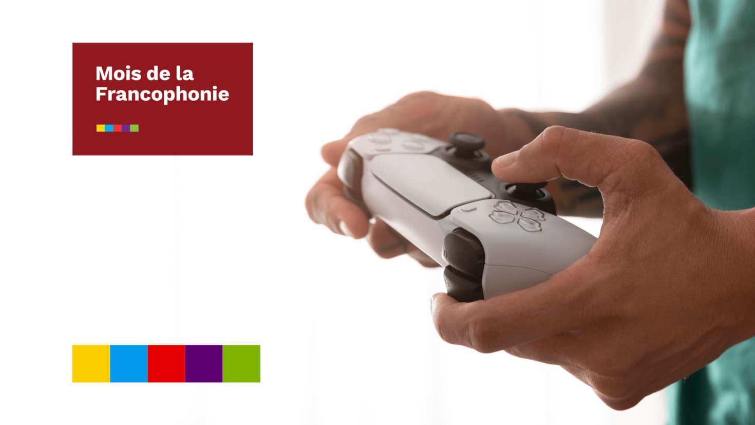 Un étudiant tenant une manette de PS5