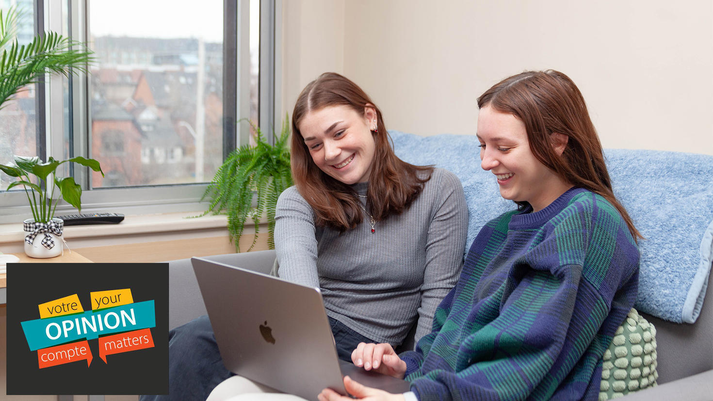 Deux étudiants assis en train de remplir une évaluation de cours sur un ordinateur portable. L'image comprend le logo de l'évaluation des cours « Votre opinion compte ».
