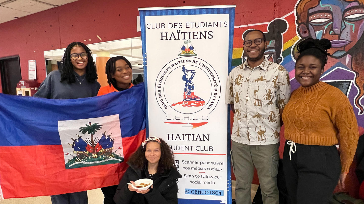 Les membres du Club des étudiants haïtiens ont partagé des plats de leur pays dans le cadre des événements du Mois de la Francophonie au Carrefour francophone.