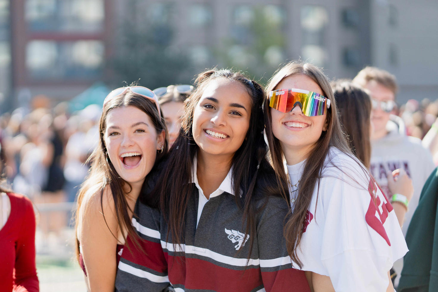 Trois étudiantes qui sourient pendant la Semaine d’accueil