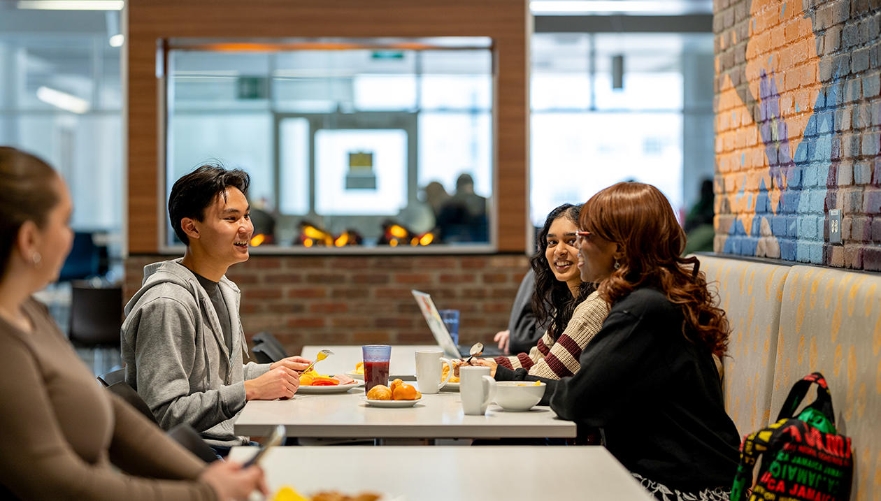 Des étudiants à la Salle a Manger