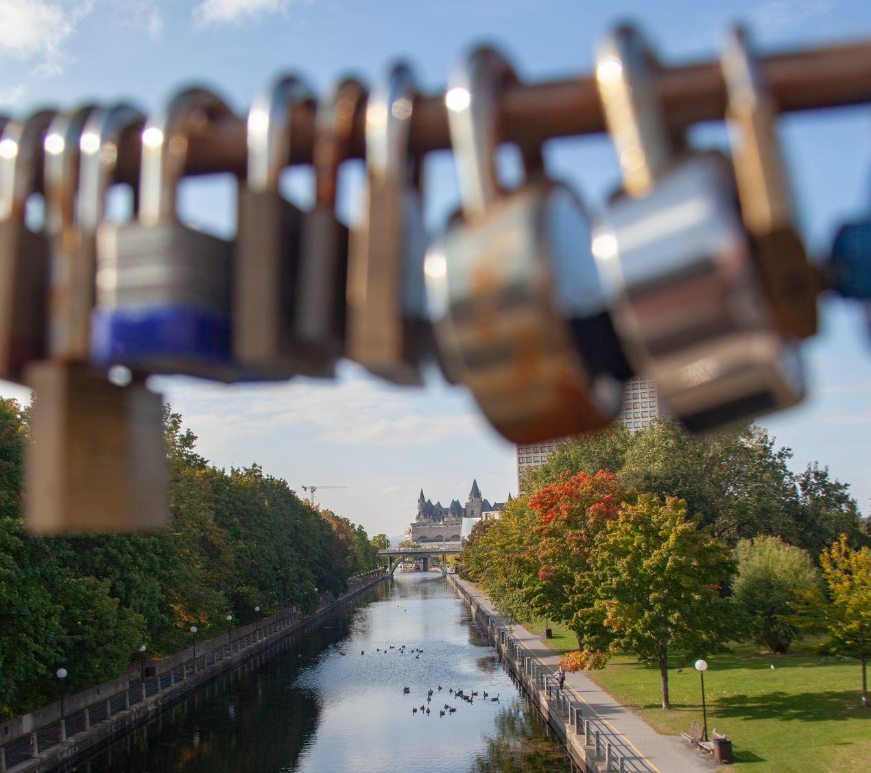 Cadenas sur la balustrade de la passerelle de Corktown, au-dessus du canal Rideau.