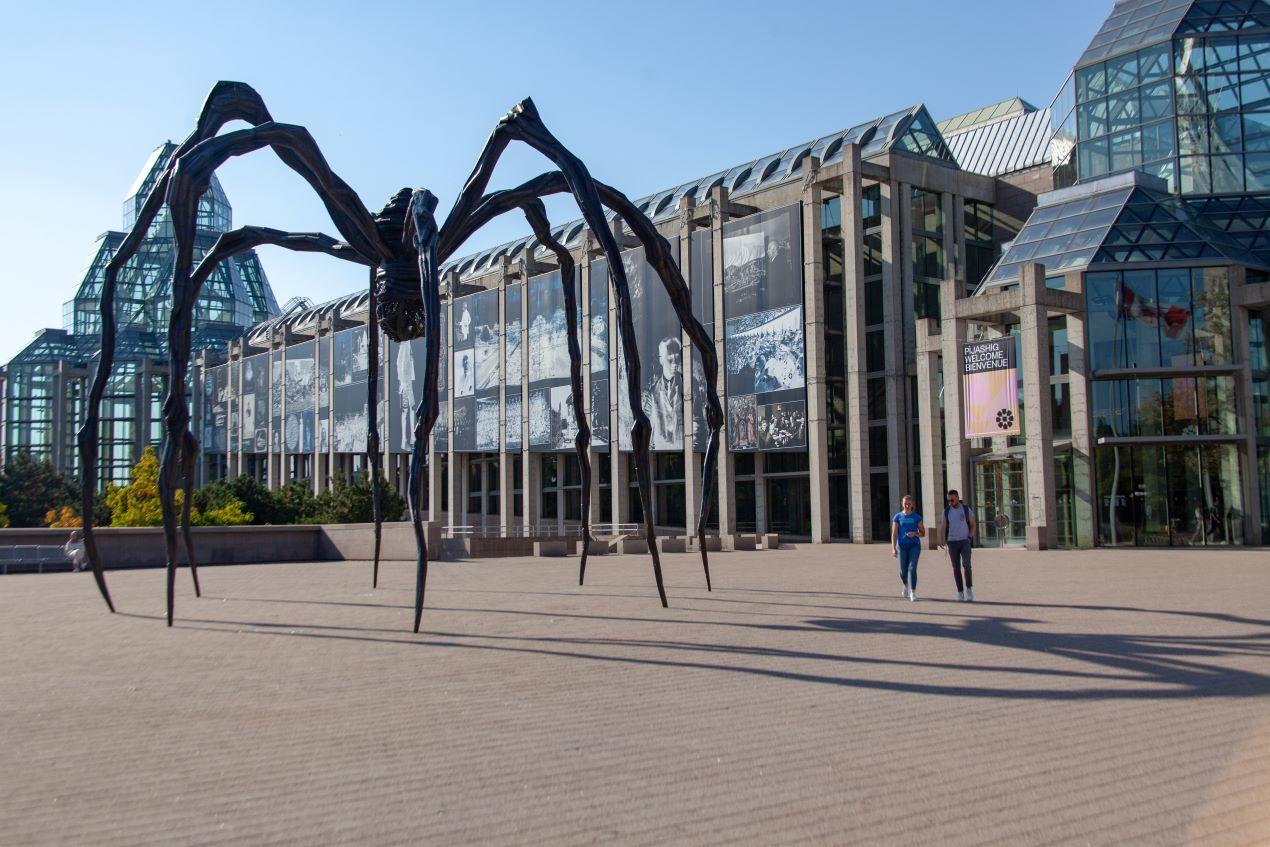 La sculpture de l'araignée Maman métallique à l'extérieur du Musée des beaux-arts du Canada.