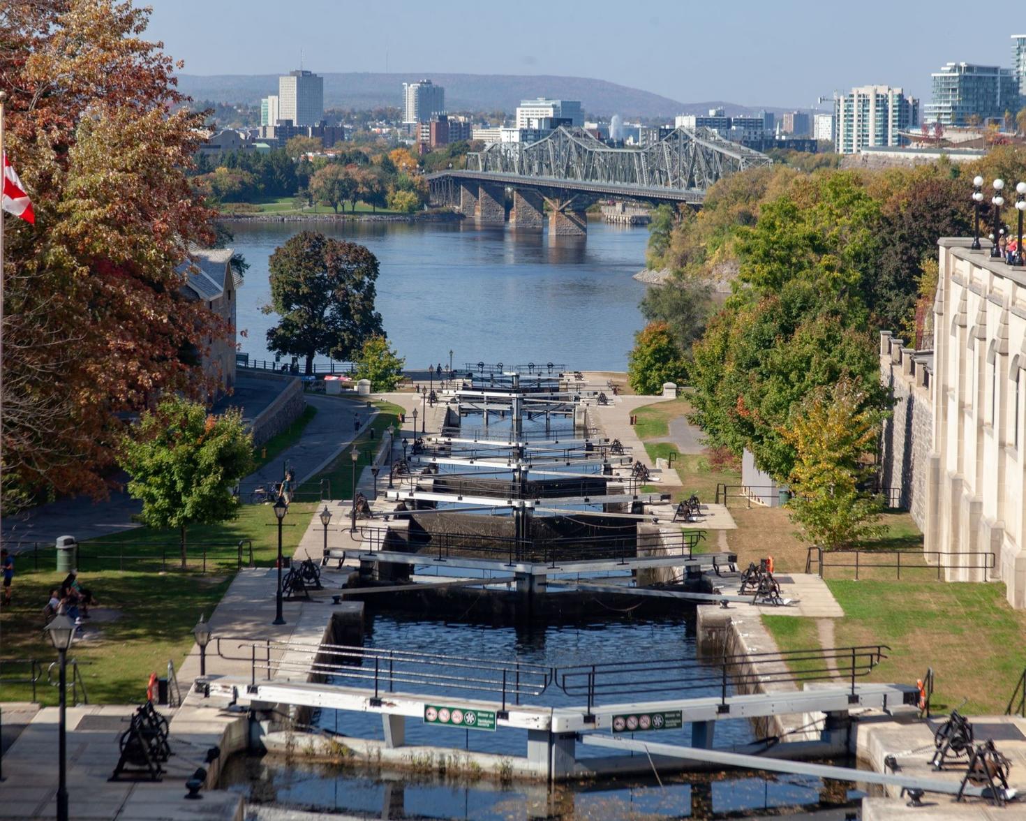 Les huit écluses du canal Rideau mènent à la rivière des Outaouais.