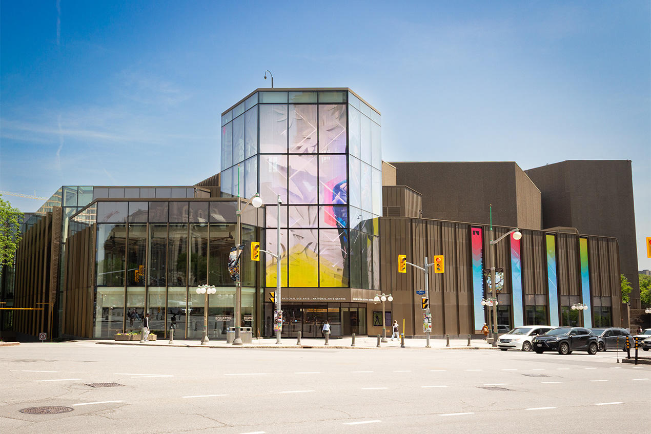 Façade du Centre national des arts avec son atrium en verre.