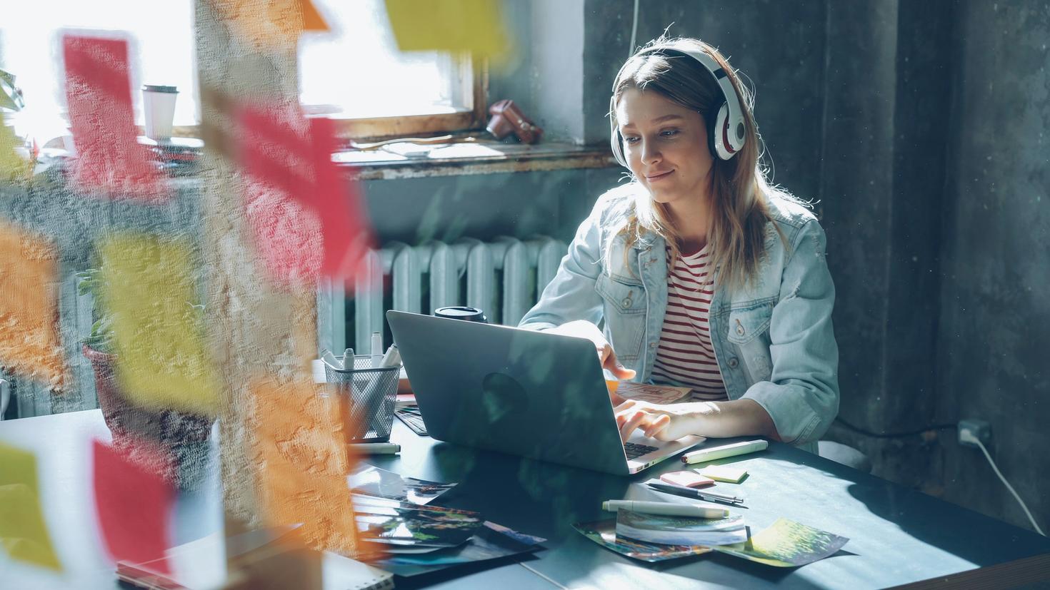 Étudiante travaillant sur son ordinateur portable