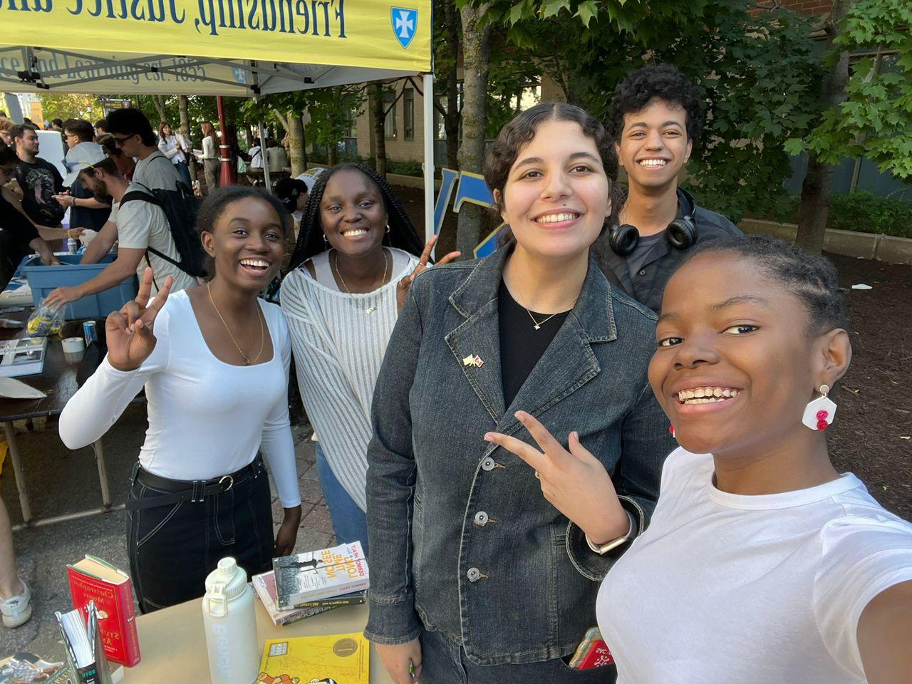 Les étudiants membres du club lecteurs avides lors du salon des clubs.