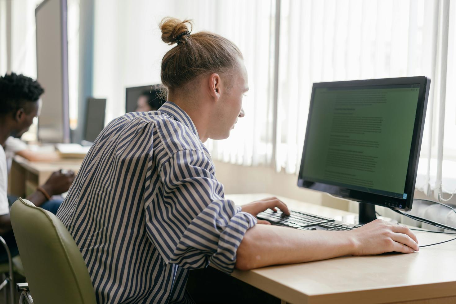 Un étudiant regardant un écran d’ordinateur