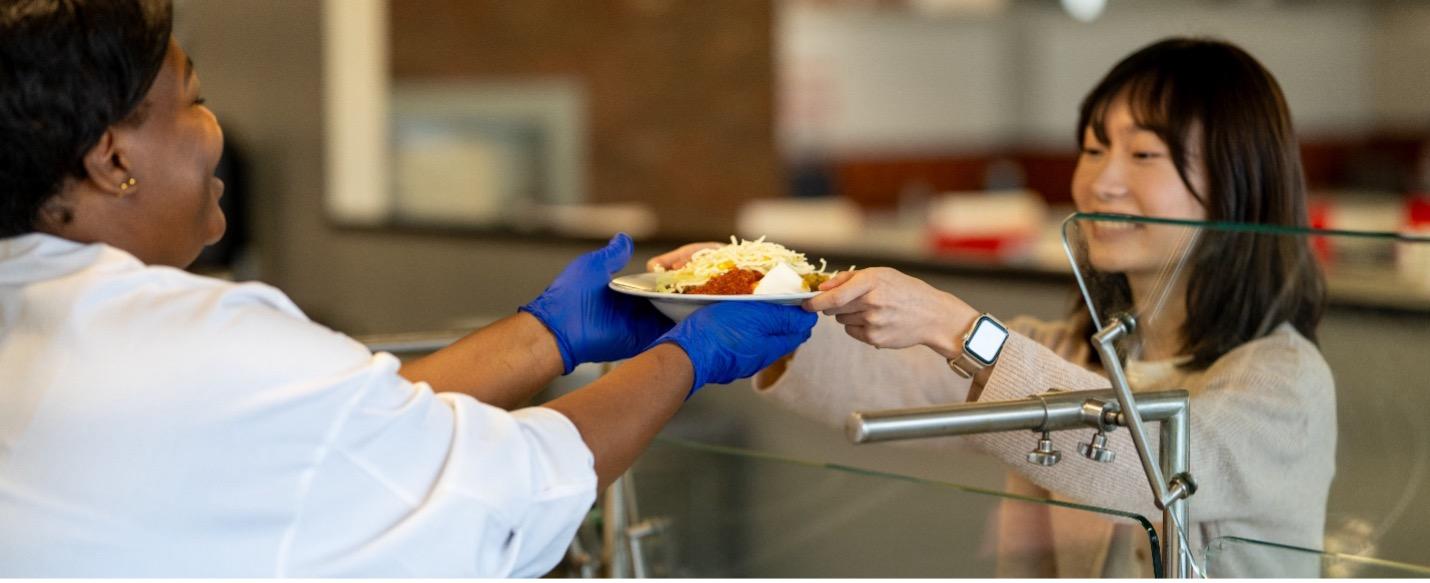 Employée à la salle à manger