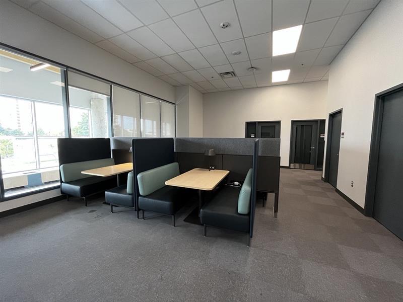 Cabines d'étude à l'intérieur de la bibliothèque du campus Lees.