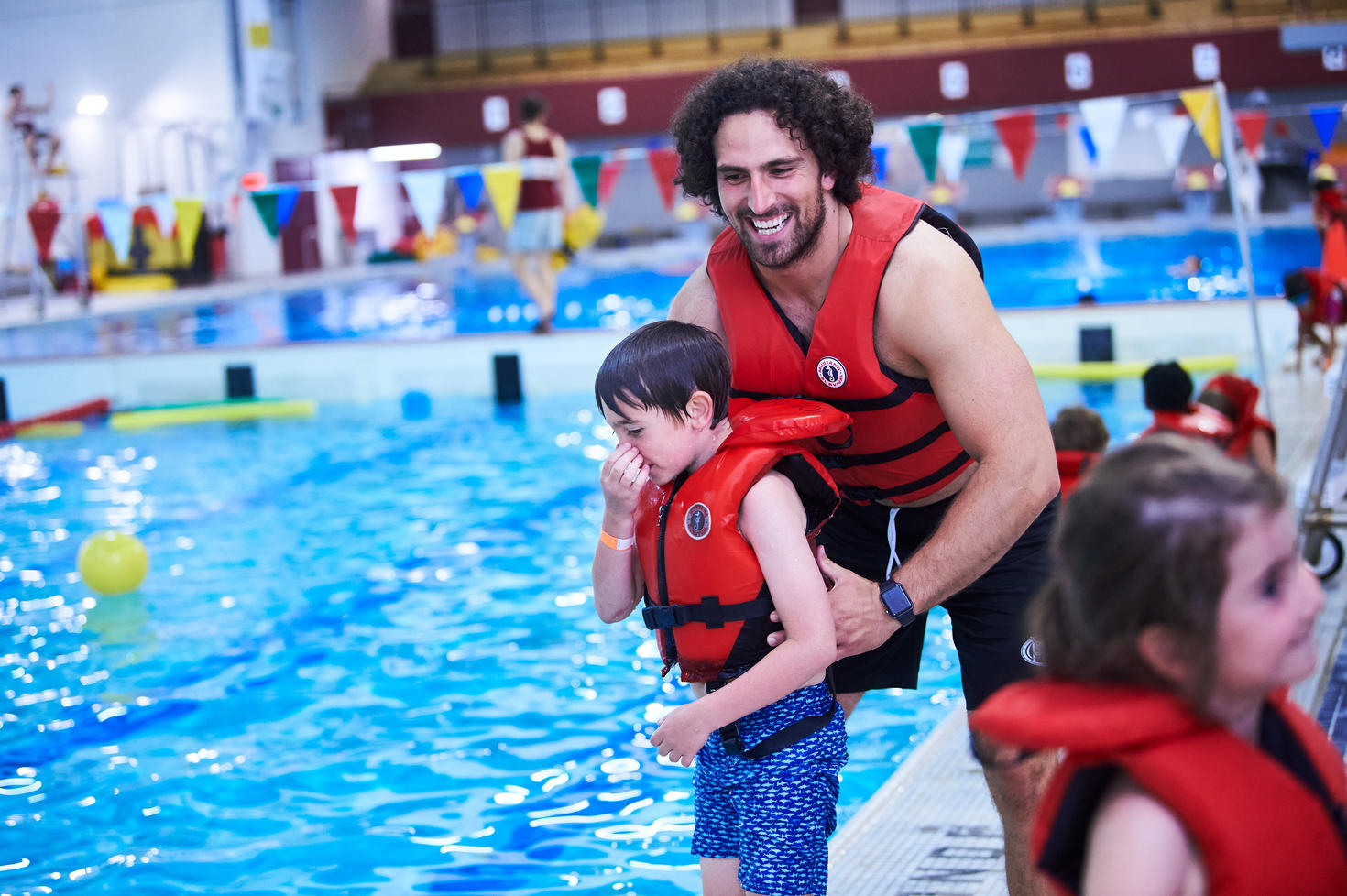 un nageur et son moniteur à la piscine