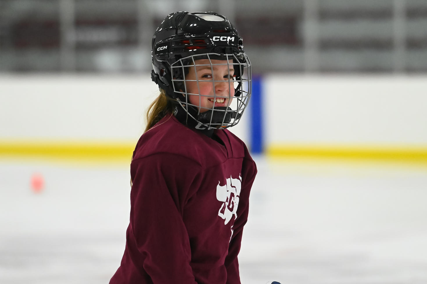 Fille qui joue au hockey