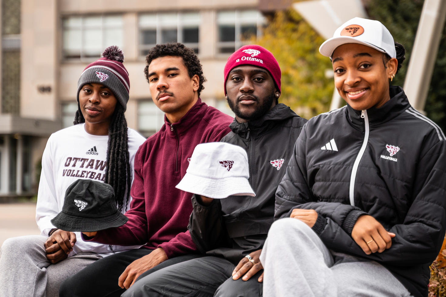 Étudiants de l'Université d'Ottawa portant des articles promotionnels des Gee-Gees