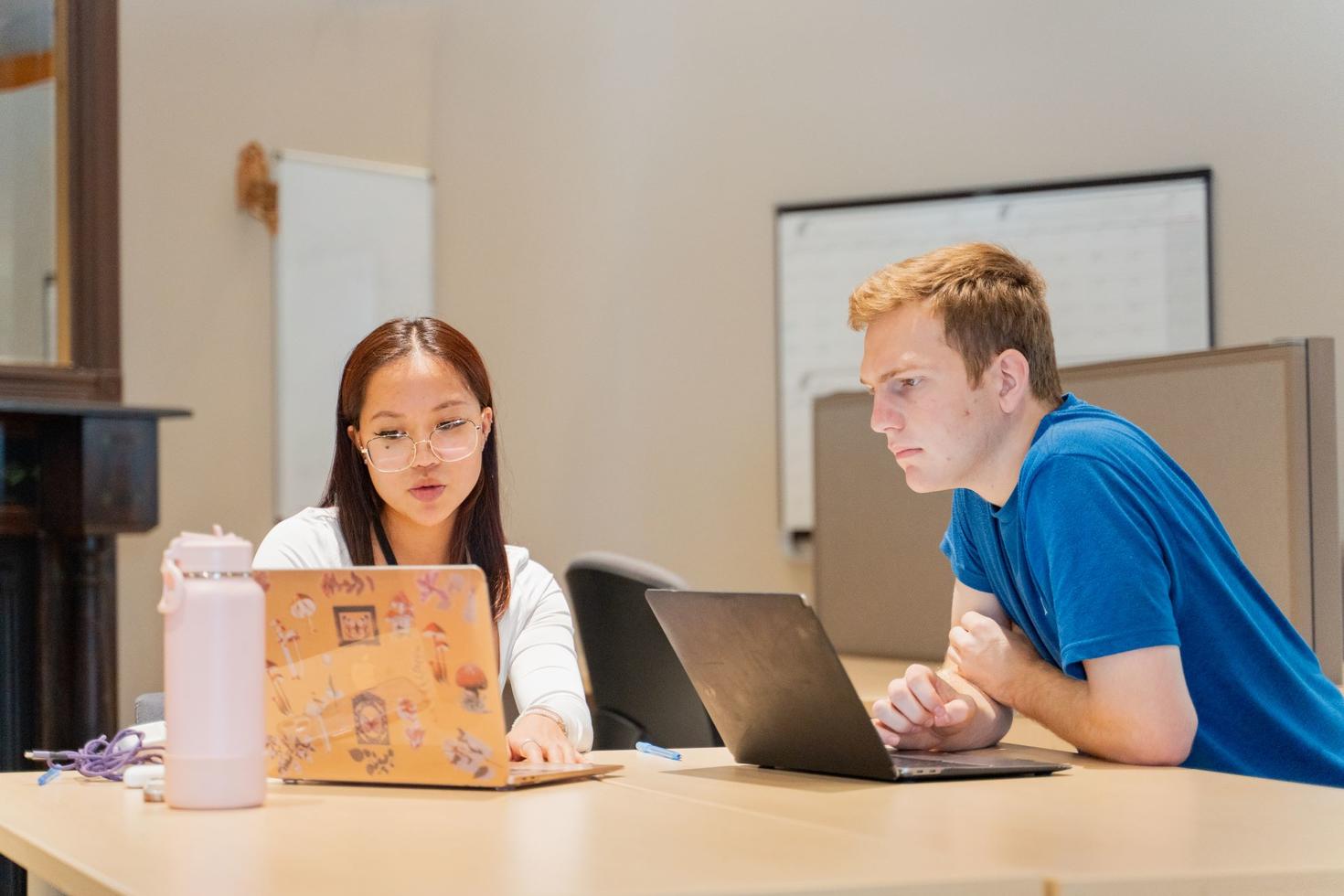Deux étudiantes qui étudient ensemble.