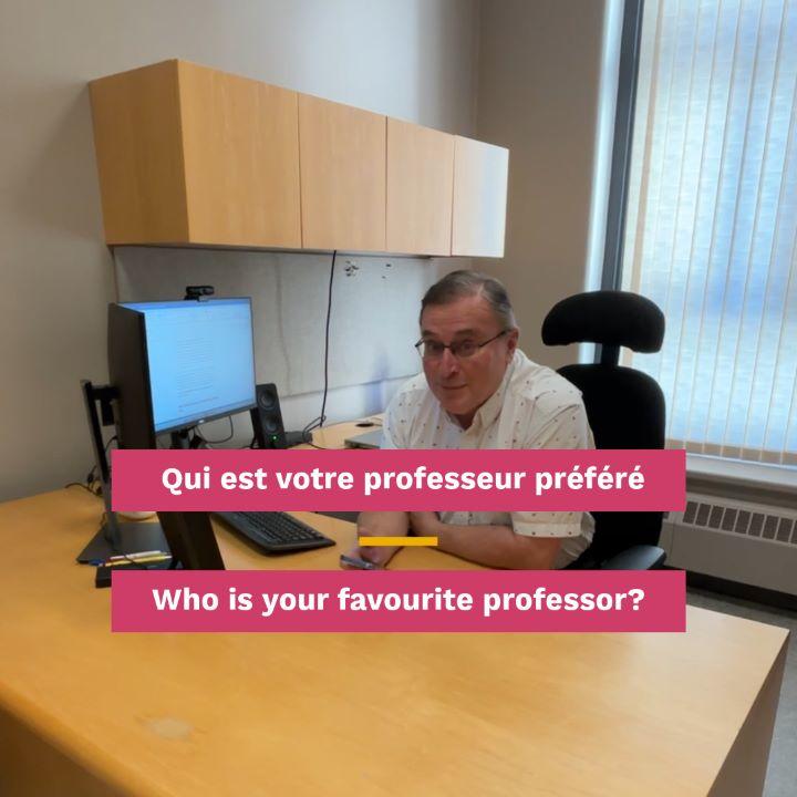Un professeur assis a son bureau