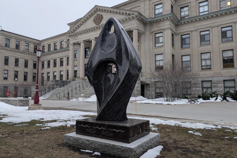 La sculpture « Elle danse avec la terre, l'eau et le ciel ».