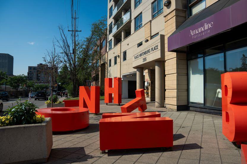 De grandes lettres sculptées, N, H et B, forment une partie du nom « Hintonburg ».