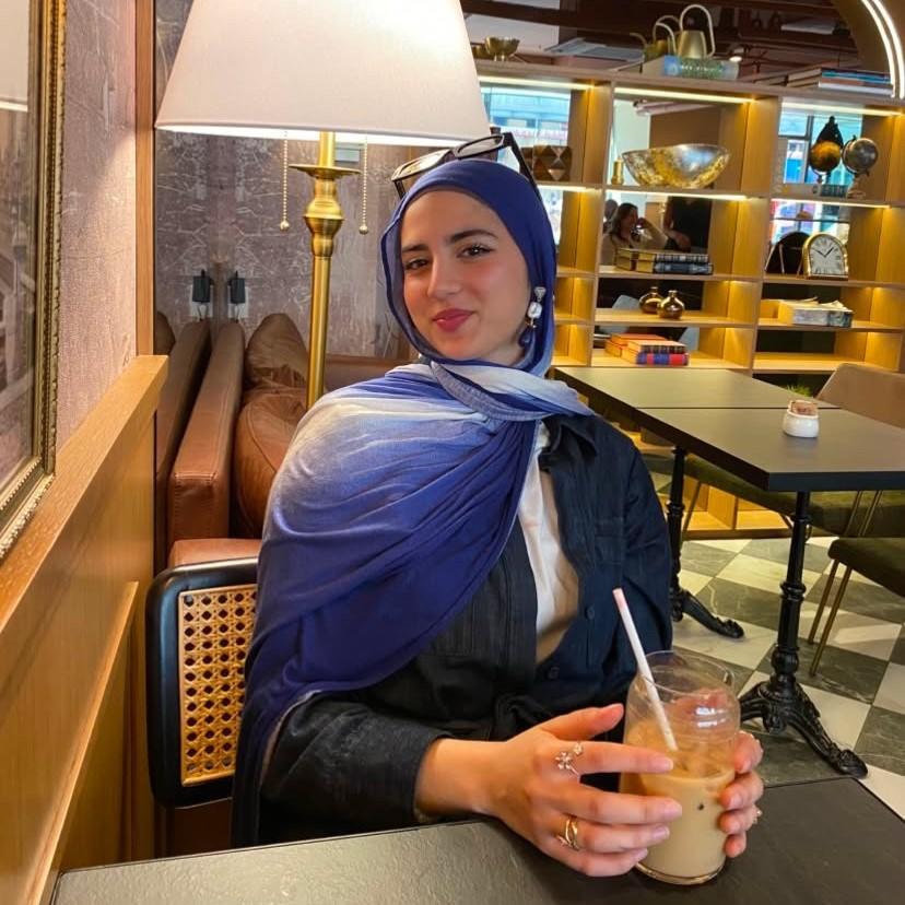 Kenza Guessous savoure un thé aux perles dans un café du quartier chinois d'Ottawa.