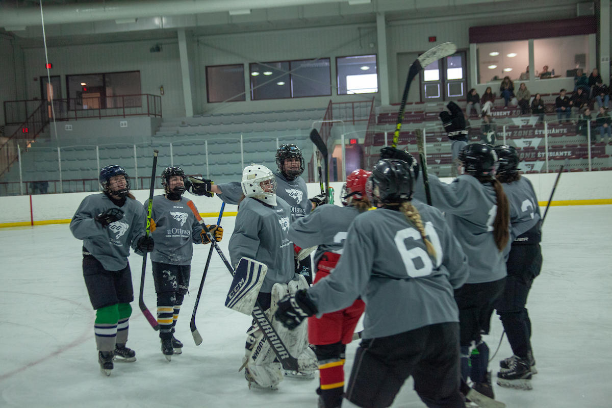 équipe de hockey rassemblée sur la glace