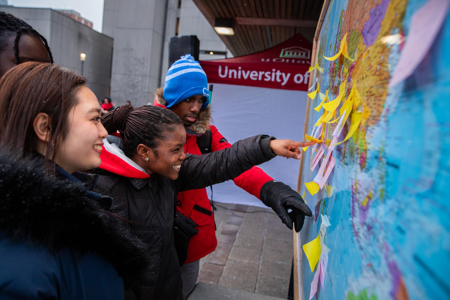 Étudiants avec la map du monde