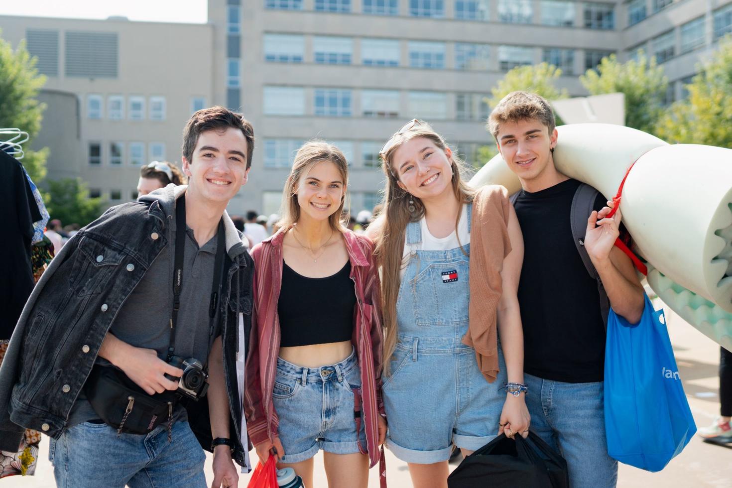 Des étudiantes et étudiants sur le campus le jour de l'emménagement.