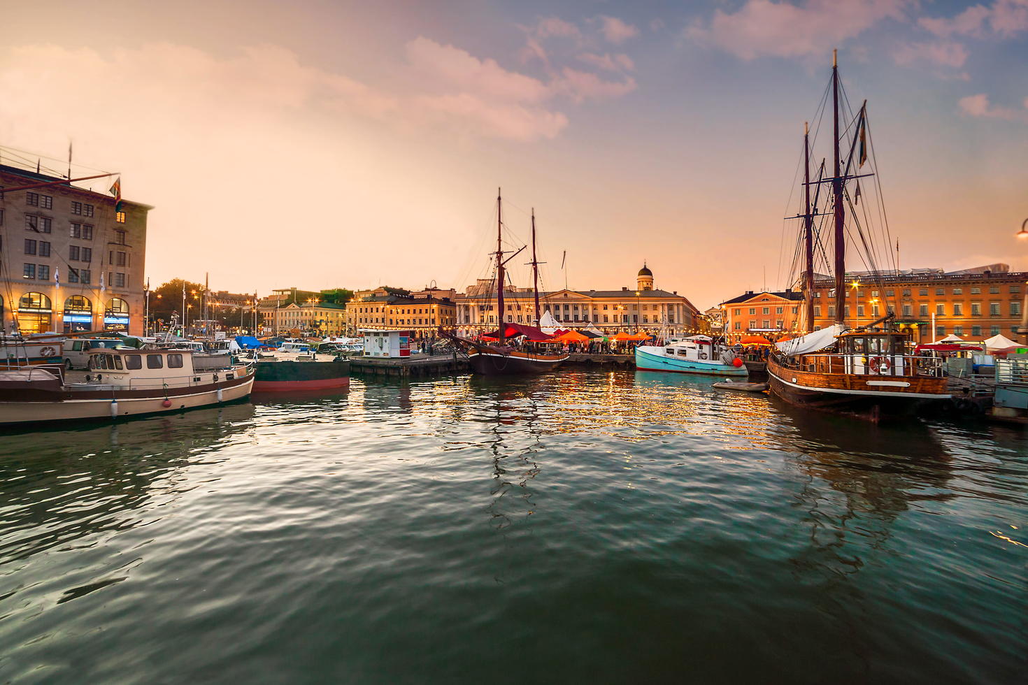 Le port de Helsinki à la couchée du soleil.