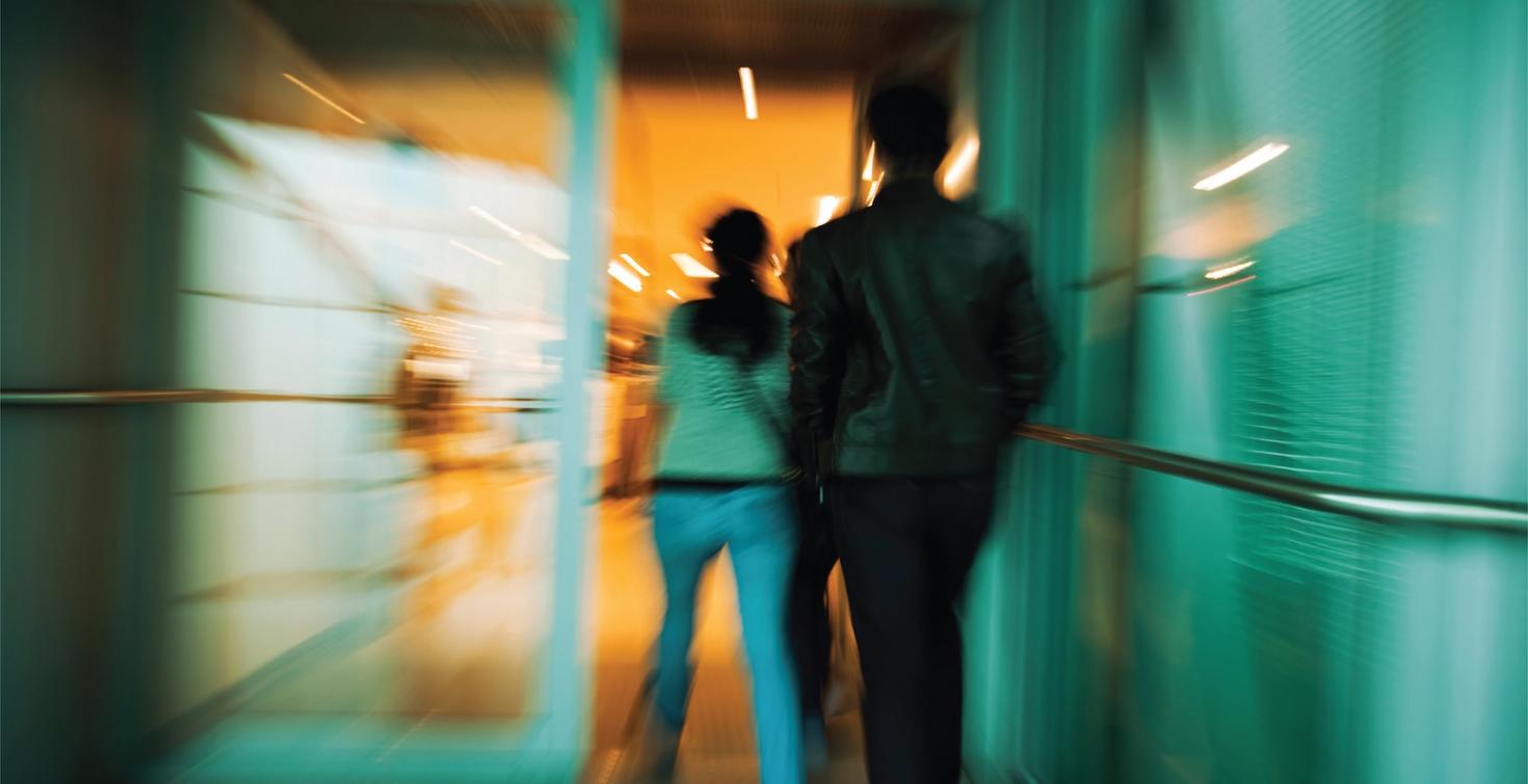 Persones qui quitte un édifice, image flou