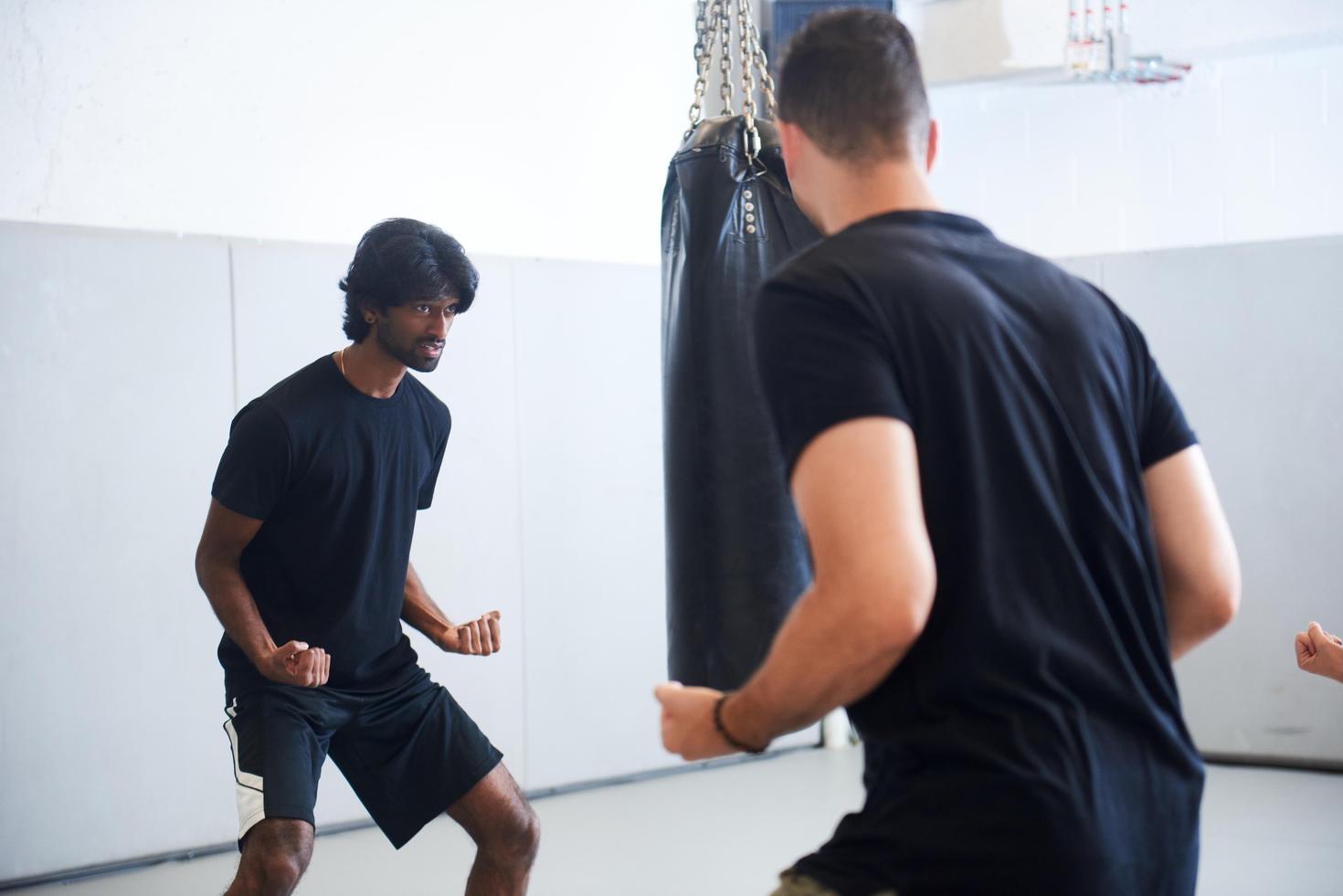 deux hommes dans une salle d'arts martiaux