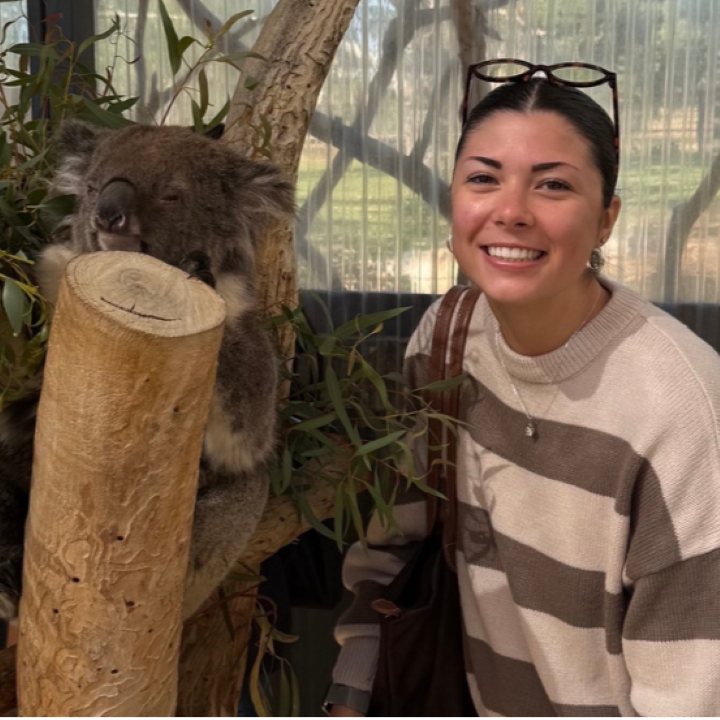 Emma Champagne avec un koala en Australie.