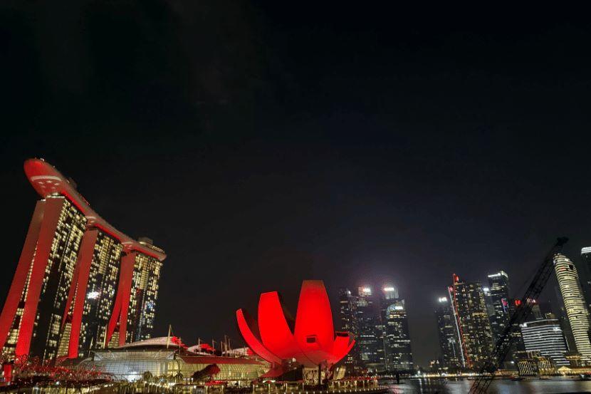 Des gratte-ciel de Singapour illuminés la nuit.