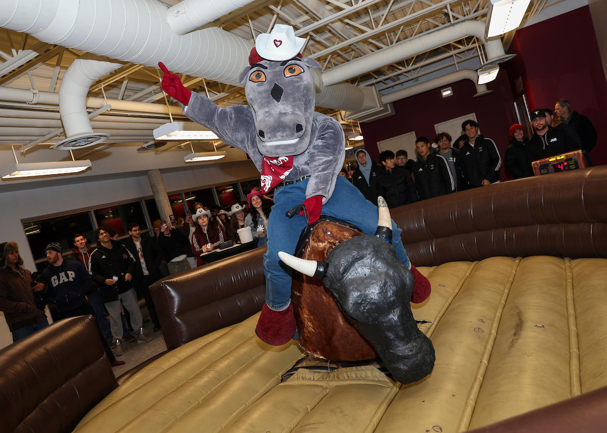 La mascotte des Gee-Gees, un cheval, chevauchant un taureau mécanique.