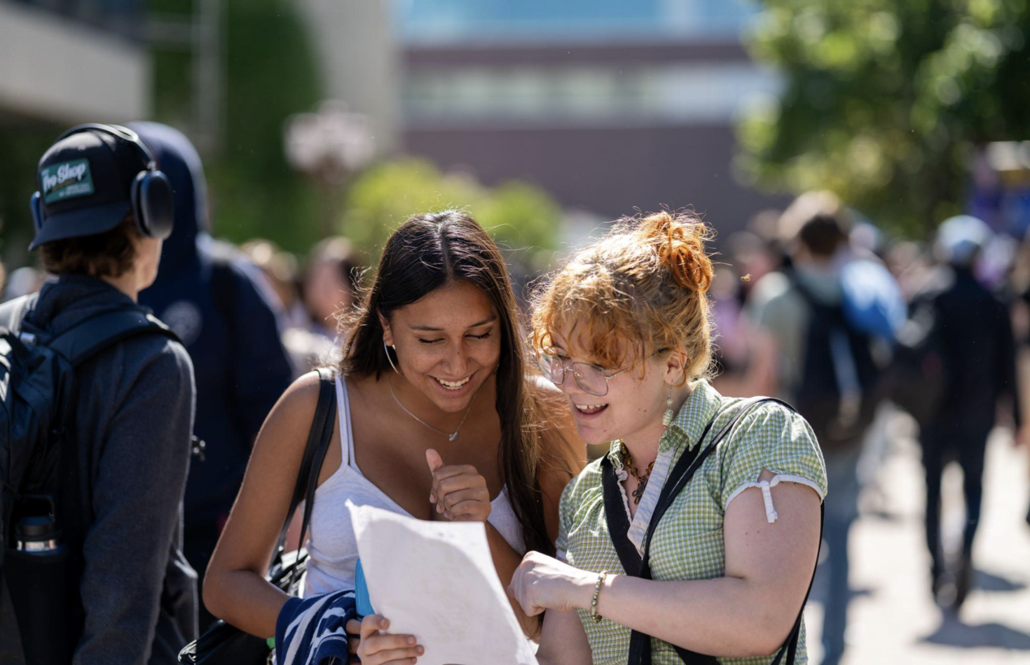 Deux filles étudiantes ensembles